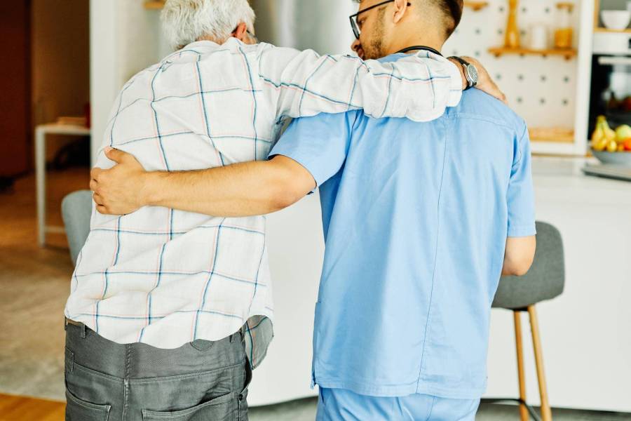 Jak zadbać o kręgosłup w pracy opiekunki aby uniknąć choroby przeciążeniowej kręgosłupa