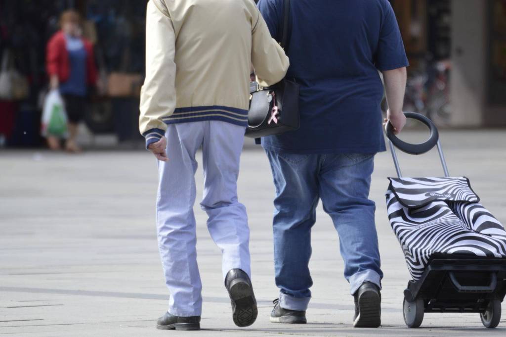 Praca w opiece za granicą a rozłąka z bliskimi – jak sobie z nią radzić?