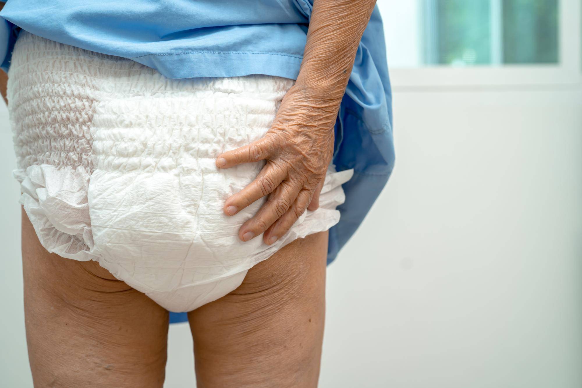 Senior broniący się przed pieluchomajtkami szuka godnych rozwiązań