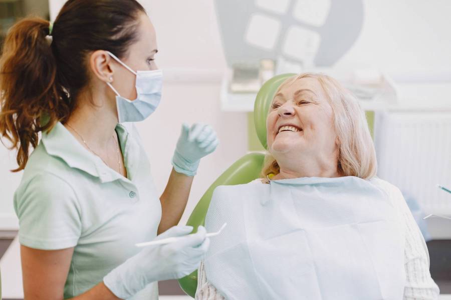 Zabiegi dentystyczne dla osób starszych w Polsce a dostępność opieki