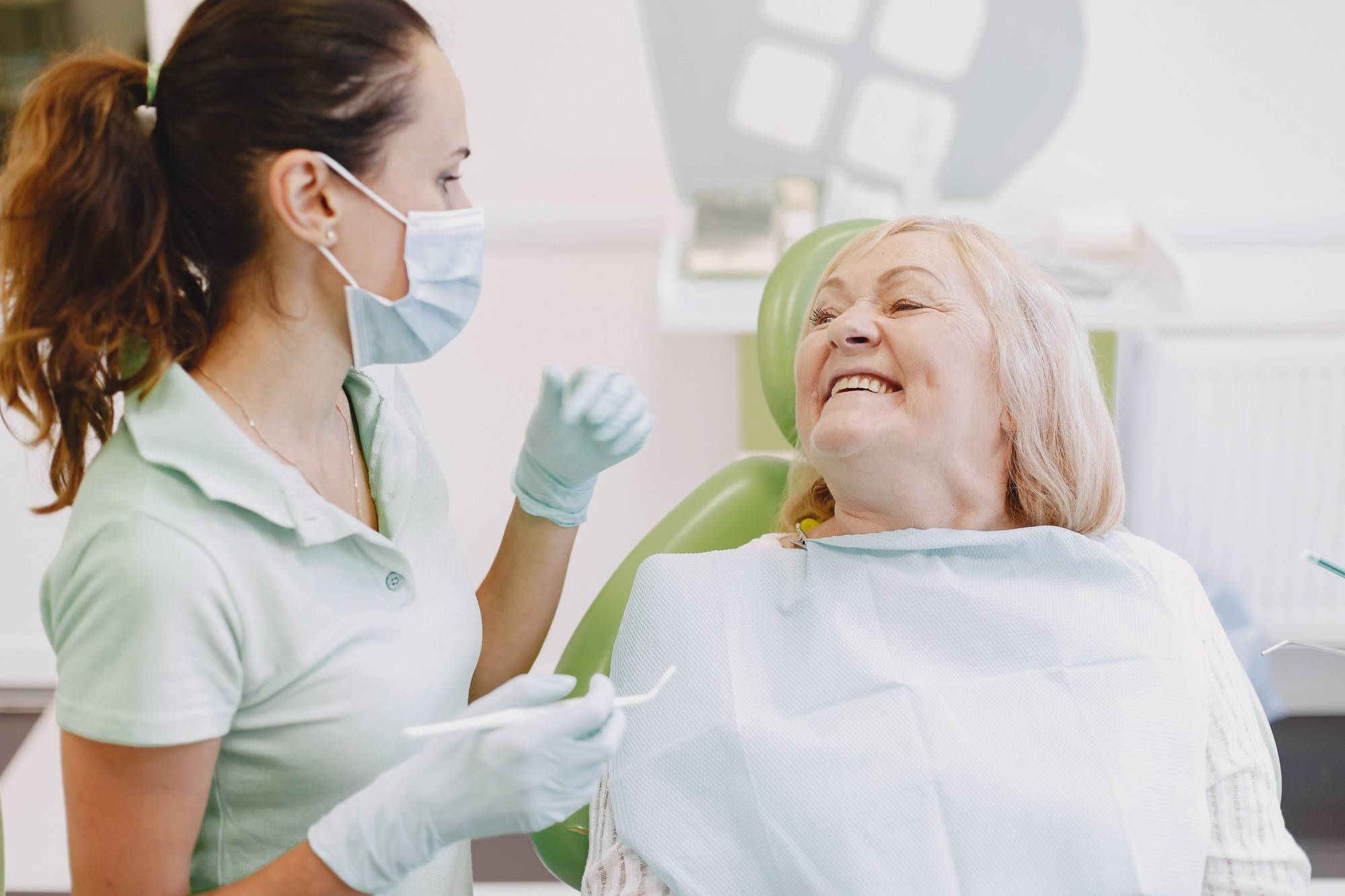 Zabiegi dentystyczne dla osób starszych w Polsce a dostępność opieki